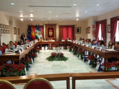 22 alumnos de cuarto de primaria muestran sus preocupaciones en un Pleno infantil para conmemorar el Día de la Constitución