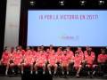 Equipo de ciclistas en una presentación, con un fondo que dice "¡A por la victoria en 2017!" y el logo de Cofidis.