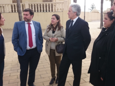 El subdelegado del Gobierno se compromete a que la sustitución de la balaustrada del Paseo Costa de la Luz esté antes del verano