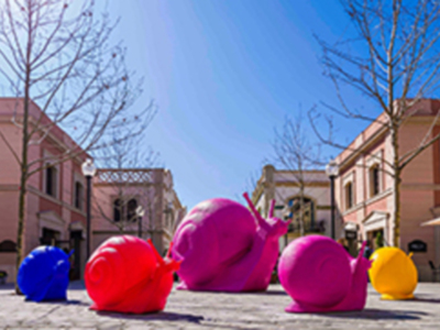 La Roca Village inauguró la primera exposición del movimiento artístico Cracking Art en nuestro país