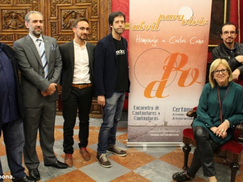 Celebración del 'Homenaje a Carlos Cano' en abril, con una reunión de artistas y cantautores en un ambiente formal.