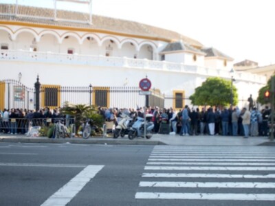 Largas colas que denotan una gran expectación para la Feria