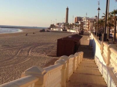 IU propone la adaptación de las playas de la localidad al reglamento que regula la accesibilidad