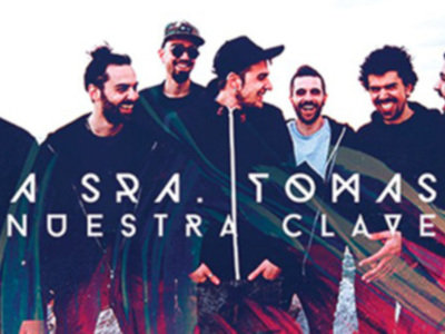 Grupo de músicos sonrientes en un paisaje al atardecer con el texto 'LA SRA. TOMASA' en el fondo.
