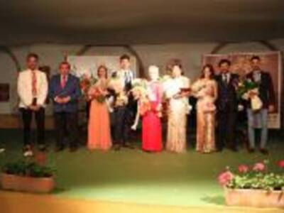 Laura Oliveros y Antonio Casado ya lucen sus bandas como Reina y Míster de la Feria de Lora del Río 2017