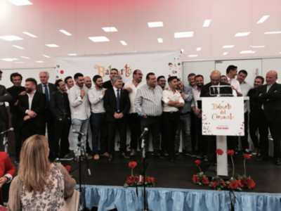 El comparsista chipionero Javi Ramírez participa en la entrega del premio Baluarte del Carnaval a Pepe Martínez