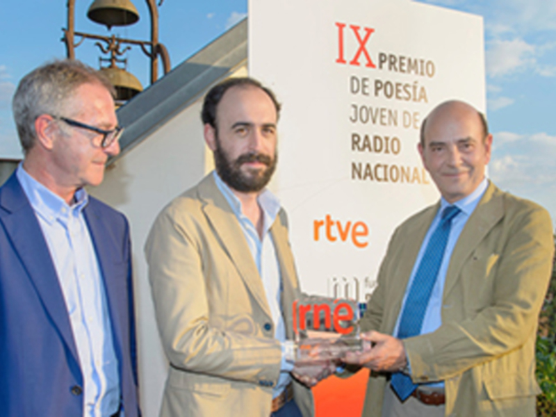 Entrega del IX Premio de Poesía Joven de Radio Nacional en un evento al aire libre.