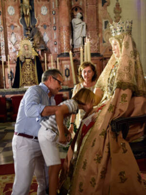 La Virgen de los  Reyes bajo de su altar para esperar a Sevilla.