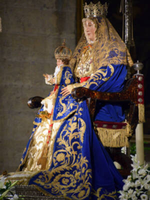 Tradicional novena vespertina en honor a la Virgen de los Reyes en la Catedral de Sevilla.