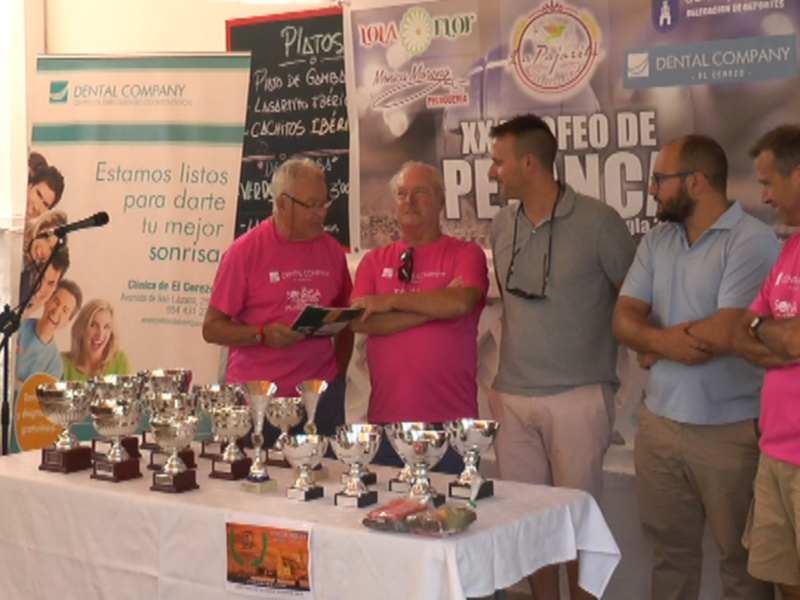 Entrega de premios en un evento deportivo. Participantes reciben trofeos y reconocimientos.