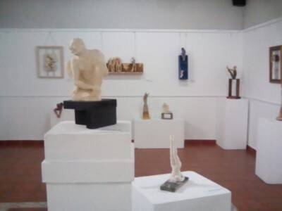 Exposición de cerámicas y esculturas en Chipiona