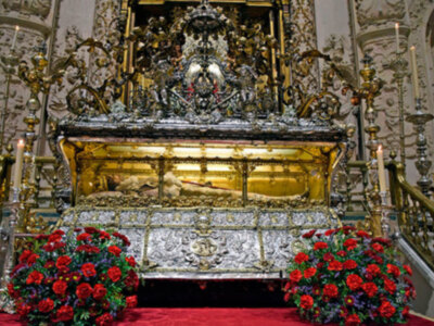 La exposición del cuerpo de San Fernando pone fin a los cultos de la Virgen de los Reyes.