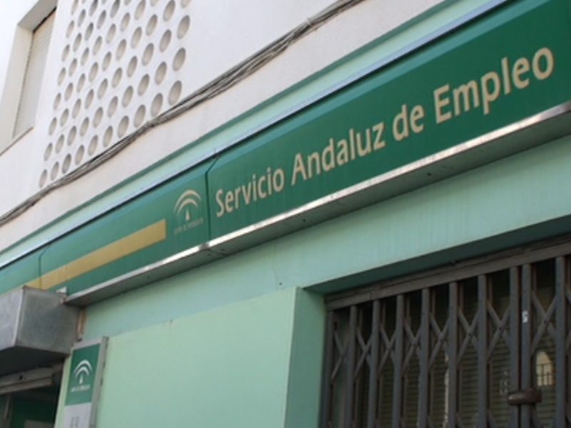 Servicio Andaluz de Empleo, ubicado en una fachada de edificio con ventanas perforadas.