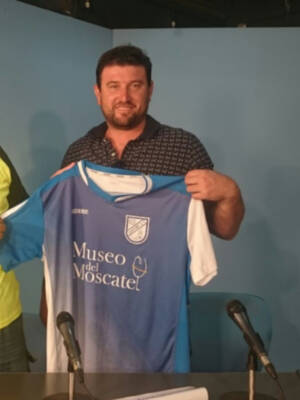 El Chipiona destituye a Mena y busca nuevo entrenador