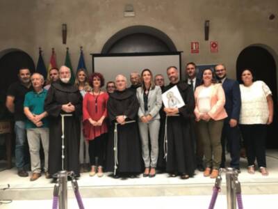 La Comunidad Franciscana ha sido homenajeada hoy por su colaboración para mantener la declaración como 'Municipio Turístico'