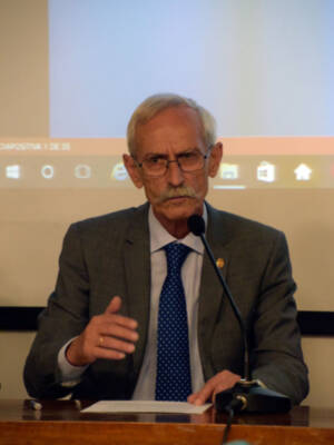 El Dr. Epifanio Lupión Cruz pronunció una disertación sobre las enfermedades  de Carlos I de España.