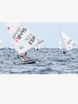 El regatista del CAND Alfredo Gómez compite hasta el domingo en el Campeonato de Europa de vela que se disputa en Barcelona