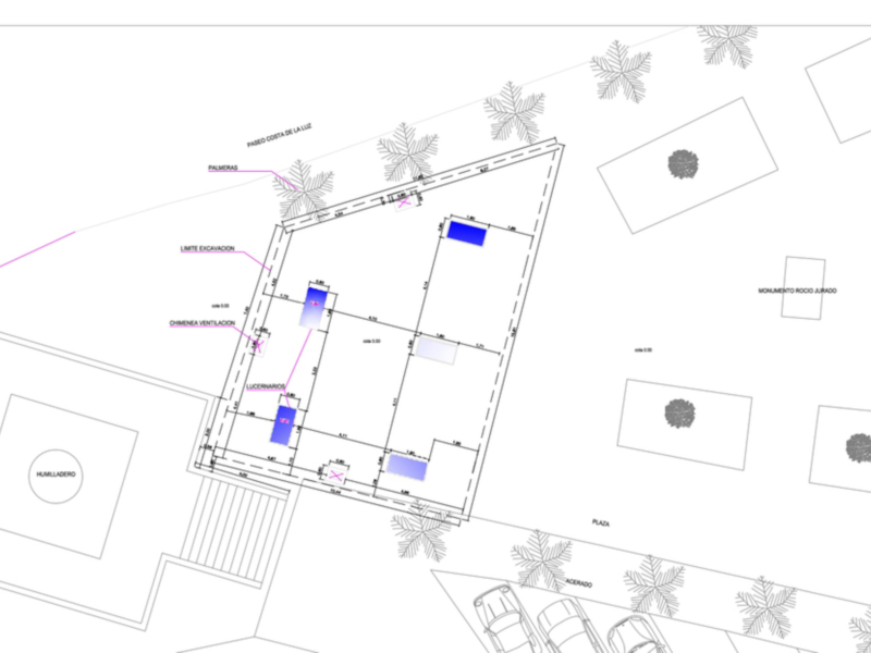 Plano de un edificio con áreas específicas marcadas: "Camaras CCTV", "Piscina", "Planta Baja", y "Planta Alta". También se muestra un área de estacionamiento con vehículos.