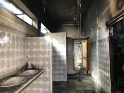 El cuerpo de Bomberos tuvo que sofocar dos incendios ayer en Chipiona con diversos daños materiales