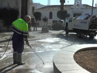 El Ayuntamiento de Chipiona incorpora una nueva maquinaria para la limpieza integral de los acerados de la localidad