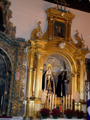 La Priostia de la Hermandad vistió a su Virgen de luto por sus hermanos pescadores y carpintero de ribera difuntos.
