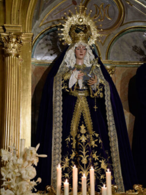 La madre de Dios en Alcalá del Río se vistió de luto por sus hermanos difuntos y la feligresía de su barrio.