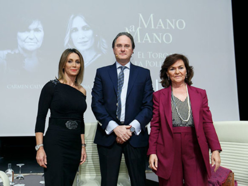 Tres personas posan en un evento formal en el escenario de 'Mano a Mano'.