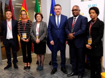 El Alcalde de Sevilla mantiene encuentros con una treintena de municipios de todo el mundo en el Foro Global