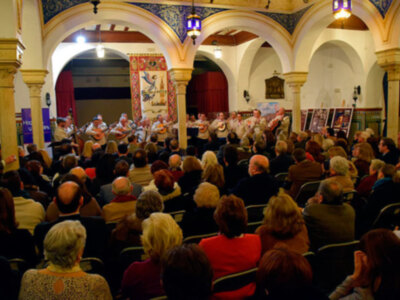 La inauguración del concierto del Mercantil estuvo ambientada por un magnifico grupo de campanillero.