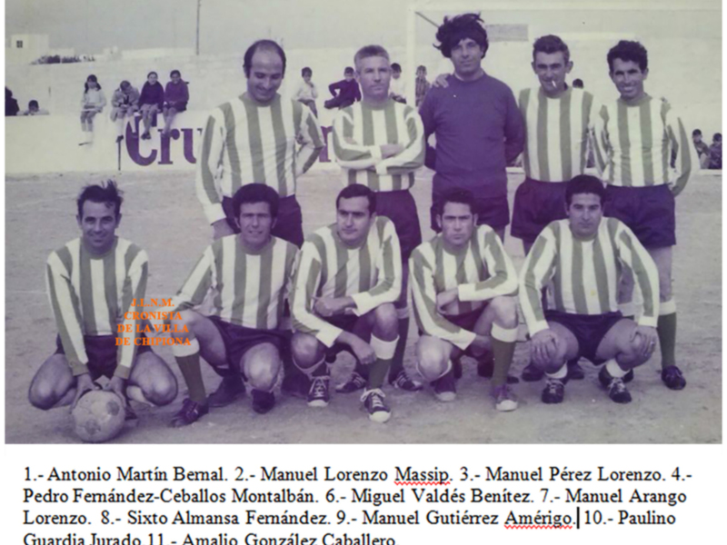 Equipo de fútbol de la década de 1970, con uniformes a rayas verdes y blancas.