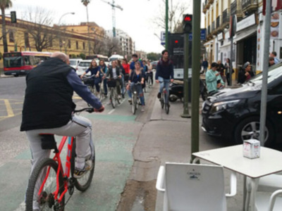 Saturación del tráfico de bicicletas en algunos puntos del carril bici a horas punta