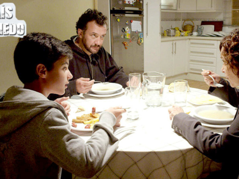 Una familia disfruta de una comida juntos en la cocina.