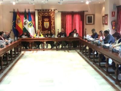 El pleno chipionero apoya a los regantes para la restauración del acuífero y reclama la bajada de módulos de flor cortada y hortícolas