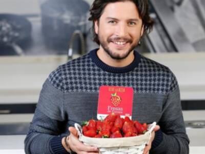 El cantante onubense es el embajador de la campaña de promoción ‘Fresas de Europa
