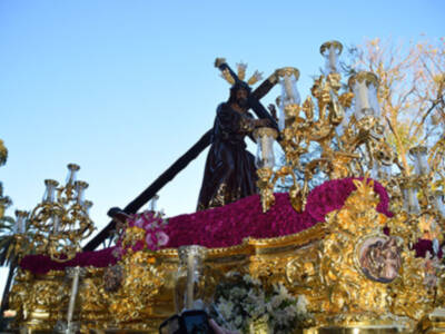 La hermandad de la Candelaria se caracteriza por el tránsito de la cofradía por los Jardines de Murillo.