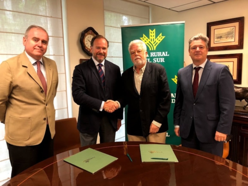 Firma de acuerdo en una reunión de trabajo sobre desarrollo rural.