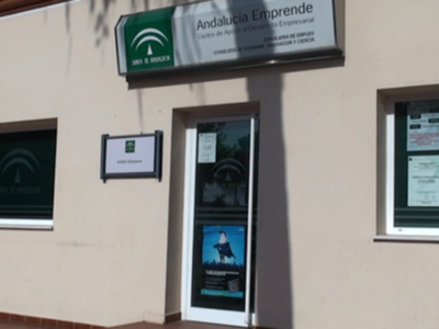 El CADE de Chipiona asesora en la solicitud de las subvenciones EMPRENTUR para nuevas empresas en el ámbito turístico