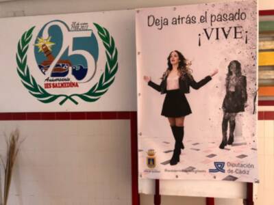El Ayuntamiento de Chipiona instala pancartas en la plaza de Andalucía para concienciar en el Día contra la homofobia y la transfobia