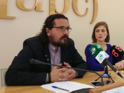 Macías critica que la “falta de planificación y coordinación” entre Gobierno y Junta puede perjudicar la temporada estival de la costa noroeste