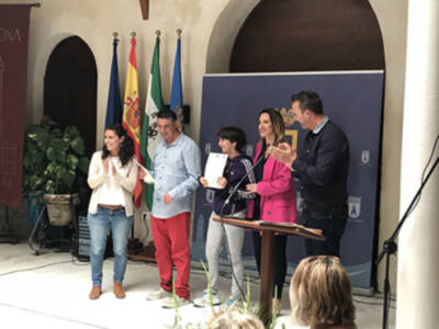 Los dos participantes en el programa 'Juntos somos capaces' de inserción laboral de jóvenes con discapacidad reciben sus certificados de asistencia