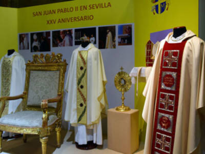 Exposición de los enseres del Papa Juan Pablo II en Sevilla.