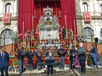 Balcones y altares en la procesión del Corpus sevillano.