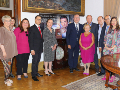 La plataforma “Una calle en Málaga para Antonio Montiel” se reúne con el alcalde de la ciudad para entregar el Libro de Firmas.