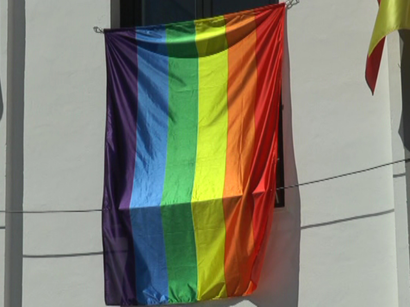 Bandera arcoíris ondeando en el viento.