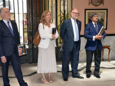 Una representación del cuerpo consular de Sevilla visitó el ateneo hispalense.