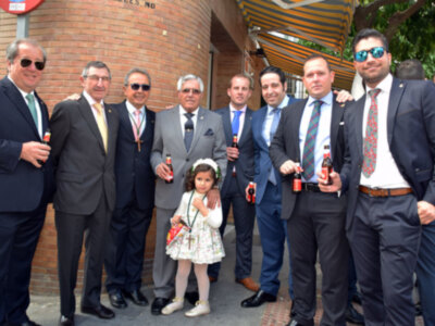 Grupo de amigos y familiares tomando unas cervezas Cruz Campo el Jueves Santo en el concierto de las dianas floreadas