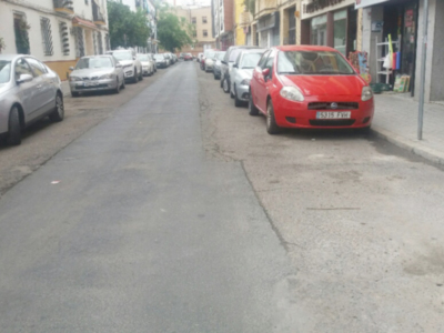 Urge reparar los baches y el asfalto de la calle Miño en Los Remedios.