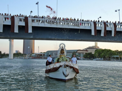 Traslado al río Guadalquivir la virgen  del Carmen  de Calatrava para su procesión fluvial.
