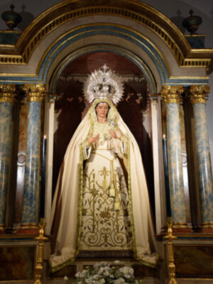 La madre de Dios vestida de blanco en el tiempo estival.