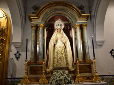 Dolorosa vestida de blanco en tiempo estival.